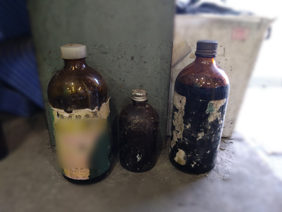 殺虫剤などが入った状態のビン3本の画像