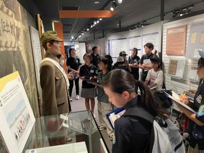 資料館見学の様子