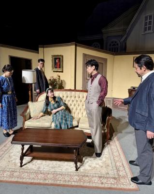 囲まれるアンヌの写真