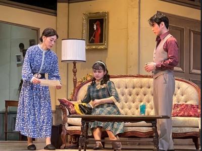 詰め寄られるアンヌの写真