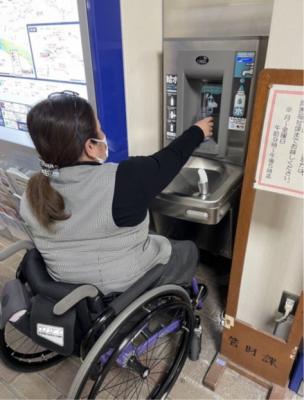 マイボトル用給水器冷水機を使用する様子