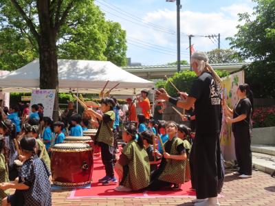 特別企画「調布っ子ドンドンばやし」の和太鼓演奏の様子
