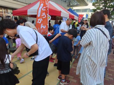 昔ながらの遊び(ベーゴマやけん玉)にチャレンジする子どもたちの様子