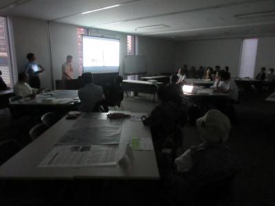 報告を聞く参加者の様子