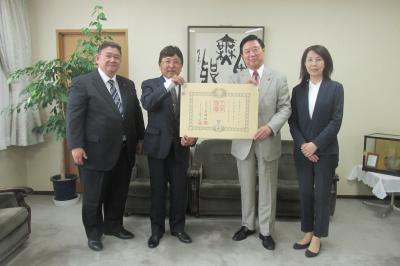 市長、副市長と永易様が写っている様子