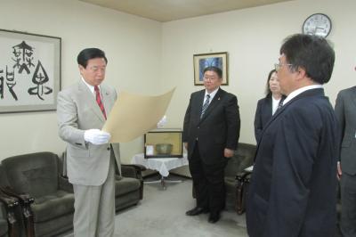 市長が賞状を読み上げている様子