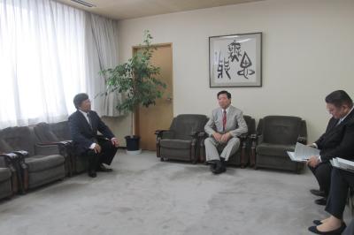 市長、副市長と永易様が会談されている様子