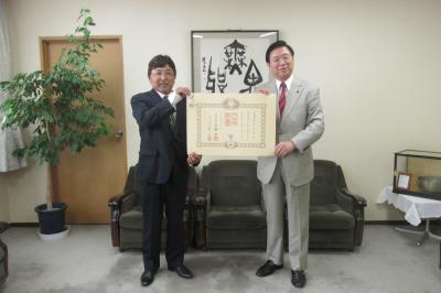 市長と永易様が写っている写真