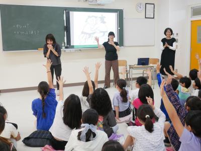 先生のジェスチェーに盛り上がっている写真