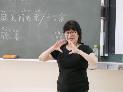 手話での自己紹介中の写真