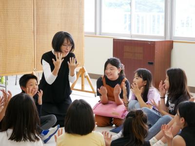 グループに分かれて手話を学んでいる写真