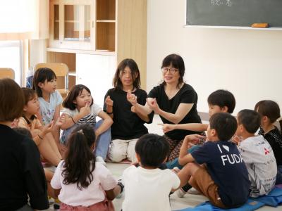 身近なものの手話を学んでいる写真