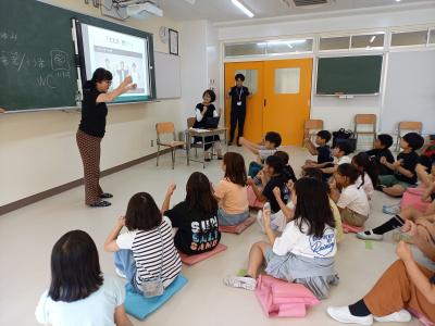 大丈夫、絶対勝つとサインエールを練習中の写真