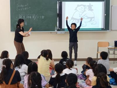 男子児童が身振り手振りで伝えている様子の写真