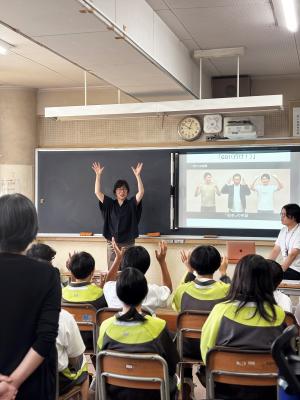 1年生に特別授業を行っている画像