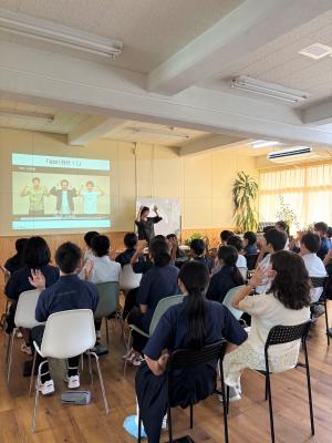 1年生に特別授業をしている様子