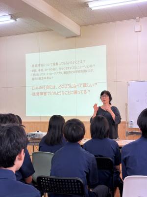 講師が経験談を話している様子