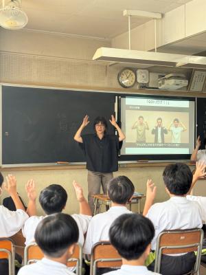 手話を練習している様子の画像