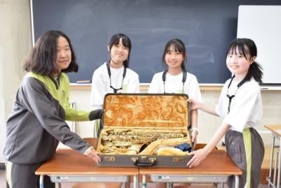 四中楽器寄附の様子