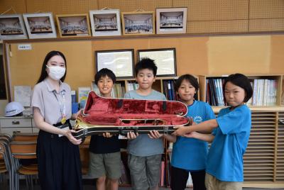 一小楽器寄附の様子