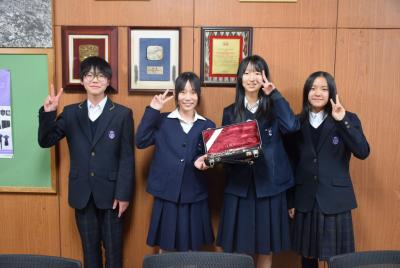 神代中学校楽器寄附の様子クラリネット1本目