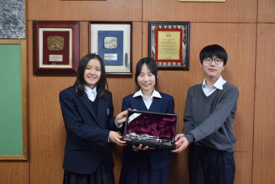 神代中学校楽器寄附の様子クラリネット2本目