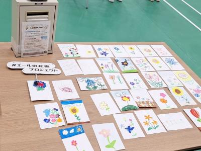 参加者が描いた様々な花のイラスト