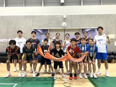 ペナントをプレゼントされた参加者の写真