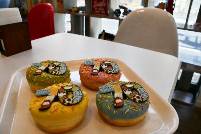 テーブルに置かれたドーナツの写真