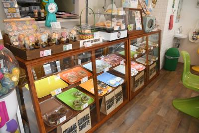 シウナススイーツの店舗内ショーケースの写真