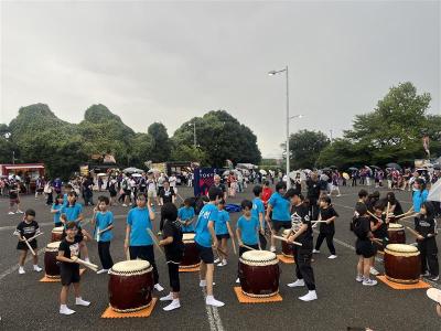 太鼓演奏中の写真