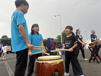 子どもが太鼓演奏中の写真