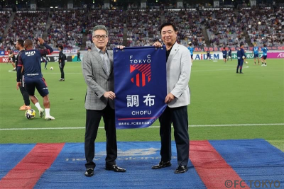 ピッチ上でフラッグを持った様子