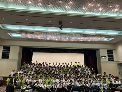 平和学習のつどい中の集合写真