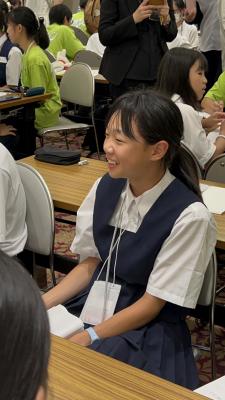 発言するメッセンジャーの写真