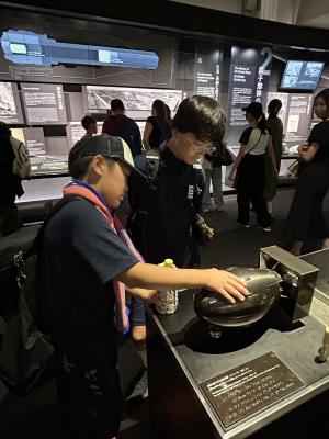 資料を見るメッセンジャーの写真