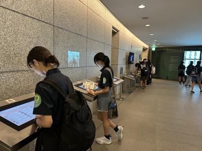国立広島原爆死没者追悼平和祈念館の見学の様子