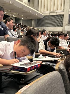 講話を聴講するメッセンジャーの写真