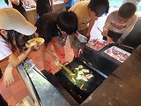 子ども達が焼肉を焼く様子