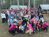 キャンプ場を後にする前の記念撮影する様子