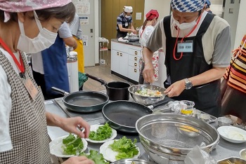 盛り付け中の写真