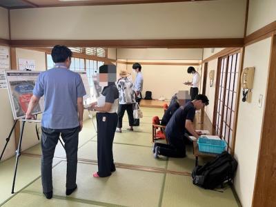 市民からの意見を伺っている様子
