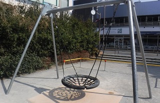 仙川駅前公園ブランコの写真