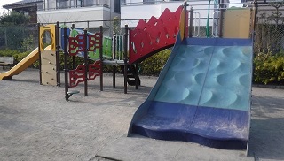 すわくぼ児童遊園滑り台の写真