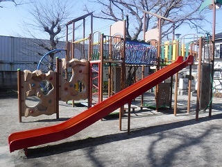 堂山児童遊園の複合遊具を滑り台側から見た様子の写真