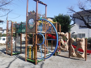 堂山児童遊園の複合遊具をパネル遊具側から見た様子の写真