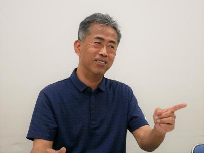 笑顔で手話で話す様子