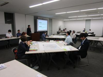 グループワークの説明を聞いている様子