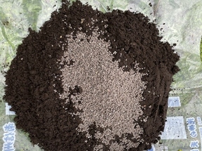 土に再生材を混ぜている画像