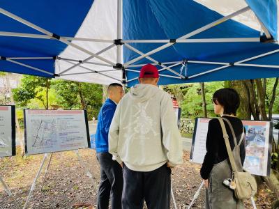 個別の質問や意見を伺う様子